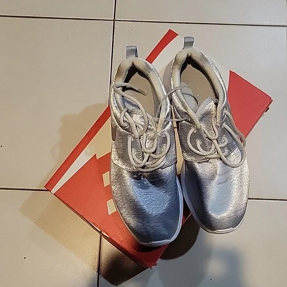 Nike Roshe One silver sneakers - Picture 2 of 4